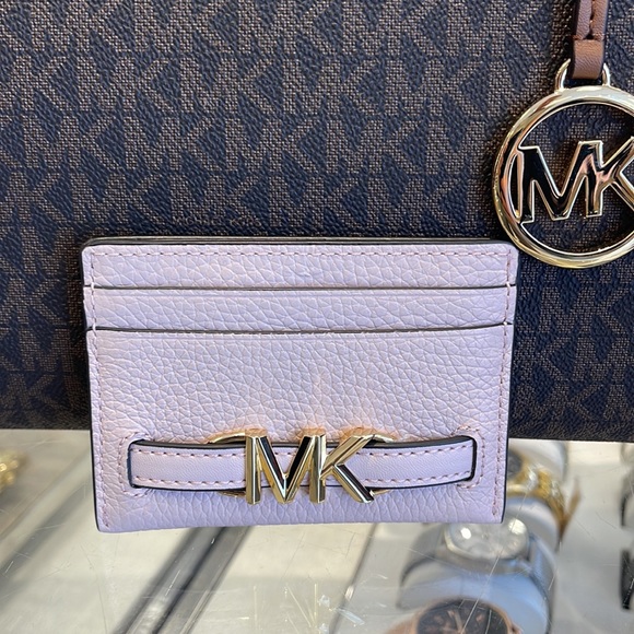 MICHAEL KORS
Reed Large Pebbled Leather Card Holder Case Wallet
POWDER BLUSH
NWT - Picture 5 of 16